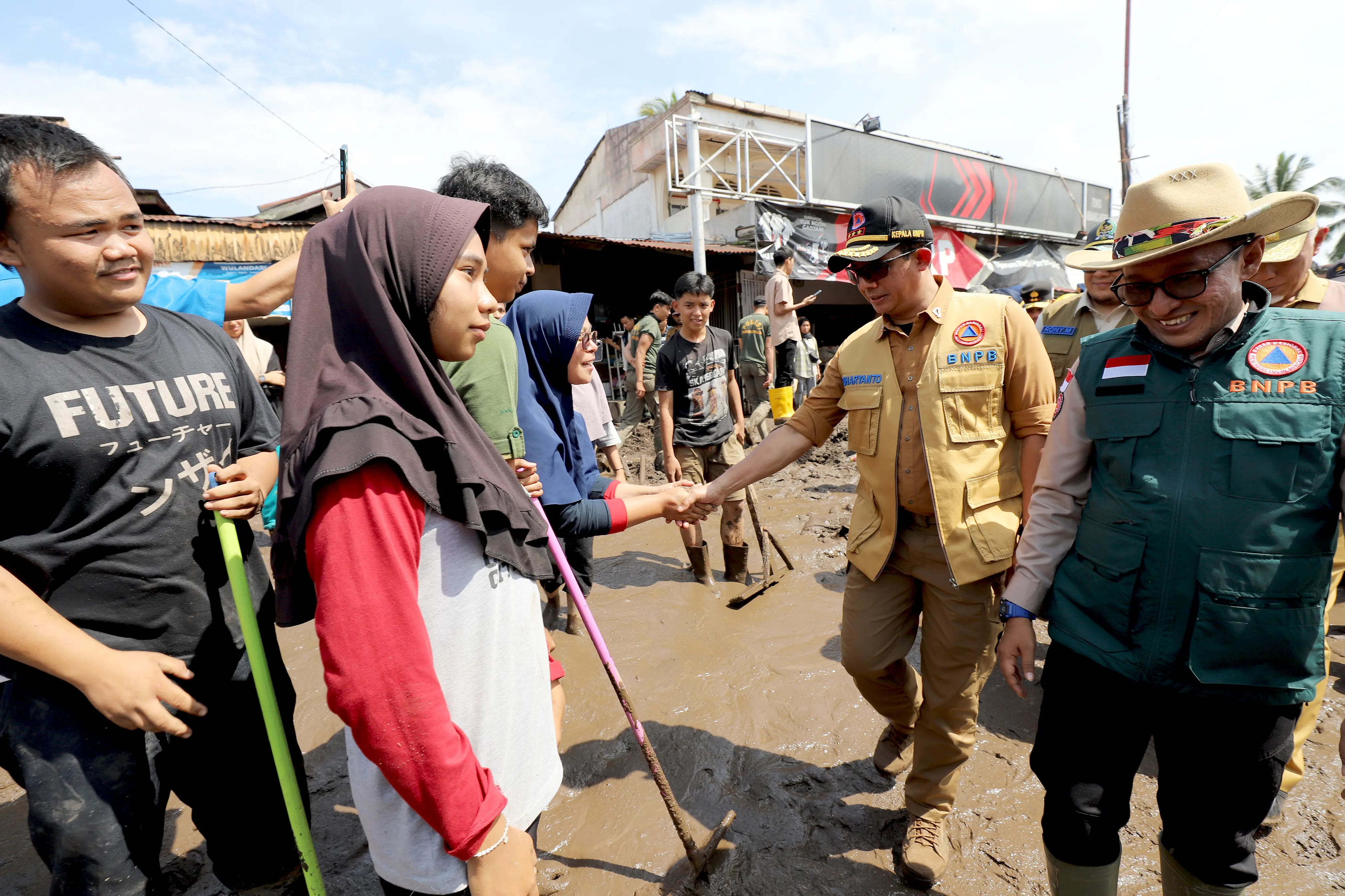 Kepala BNPB Letjen TNI Suharyanto (kemeja dan rompi cokelat) beserta rombongan saat meninjau lokasi terdampak banjir lahar hujan dan tanah longsor di Jorong Panti, Kabupaten Tanah Datar, Sumatra Barat, pada Selasa (14/5).